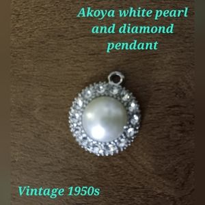 Akoya pearl pendant